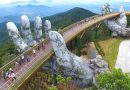 Vietnam: Dev Taş Eller Tarafından Tutulan Altın Köprü